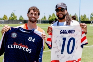 加兰造访美国男足世界杯大本营！获赠专属10号美国队球衣！