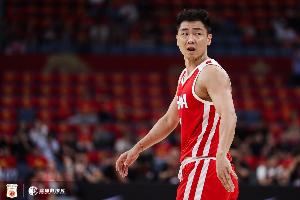 鲁媒：杨瀚森适应男篮需要过程 高诗岩带伤出战表现相当不错