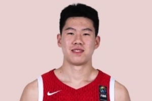 媒体人：张子一该当后卫培养 我们要高后卫、又高又有体重的前锋赛事报道