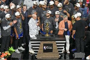 马特·巴恩斯：我不认为尼克斯能背靠背夺冠 我们看吧
