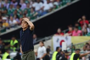 马德兴：亚洲足球在倒退，仅仅依靠外援和资本救不了亚洲足球