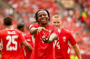 德天空：纽卡正积极争取签下曼赞比，弗赖堡要价6000万欧