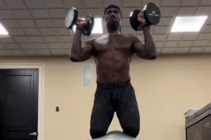 排面！NBA官推转发詹姆斯今日瑜伽球举重训练视频：老詹埋头苦练